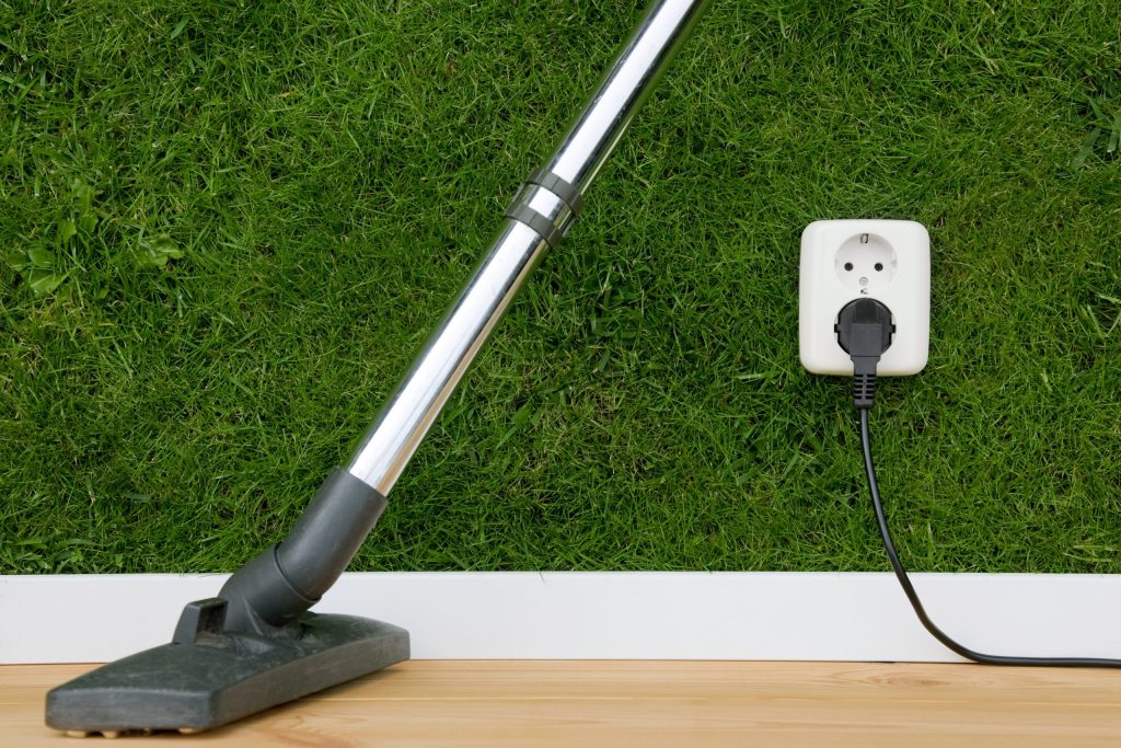 איך מנקים דשא סינטטי